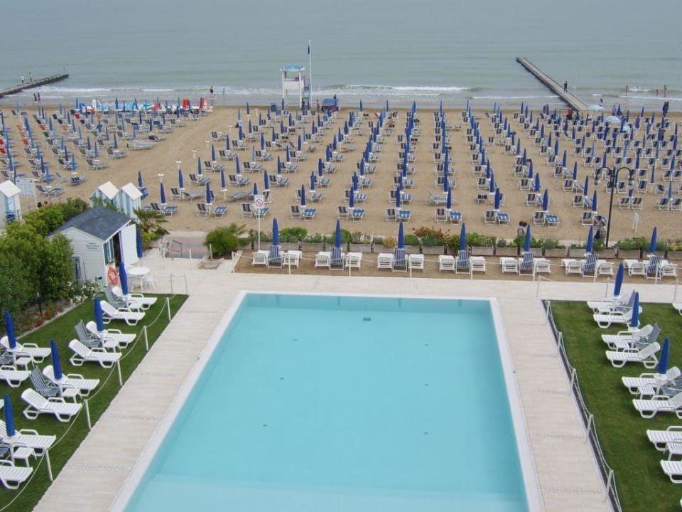 Blick vom Balkon auf Strand und Pool Hotel Le Soleil