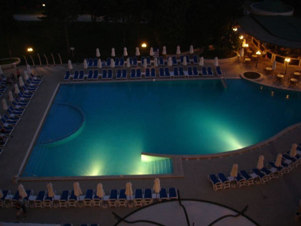 Nachtaufnahme vom Pool Sol Nessebar Palace