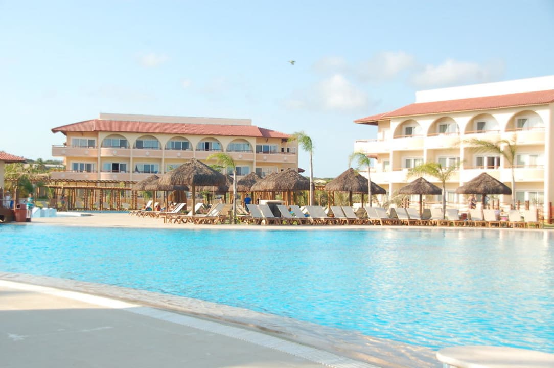 Riesige Poolanlage mit vielen Liegen  Grand Palladium Imbassai Resort & Spa