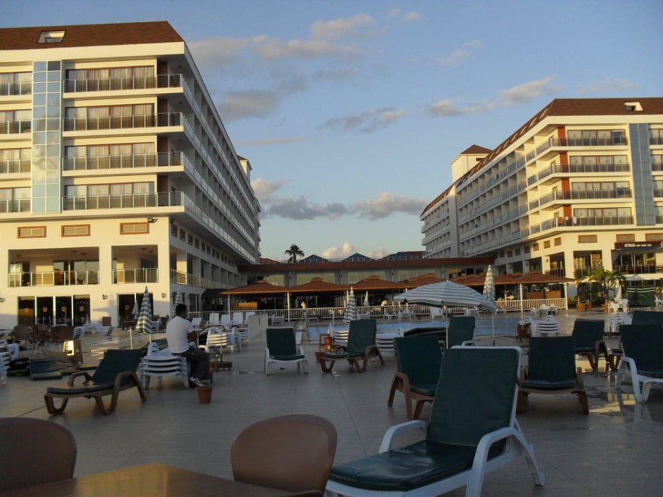 Blick vom Pool in Richtung Haupthaus Eftalia Aqua Resort