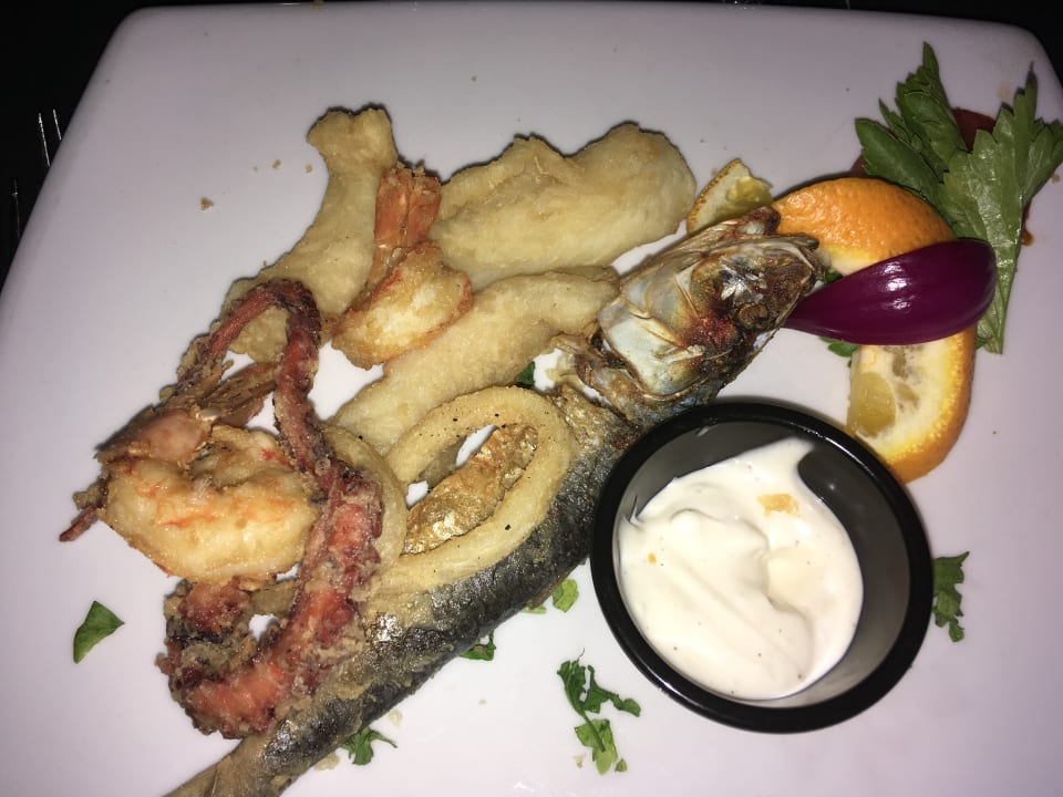 Lecker Fisch Spezialitäten im Themen-Restaurant Hotel Gorgonia Beach Resort