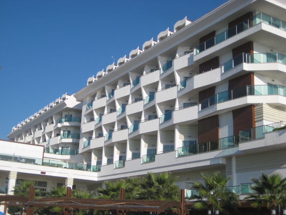 Einer der beiden Hotelfluegel Adalya Ocean Deluxe