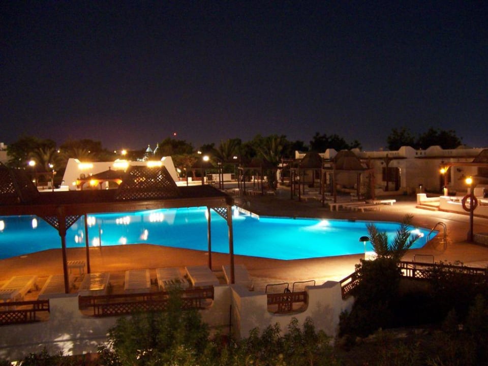 Pool bei Nacht Menaville Safaga