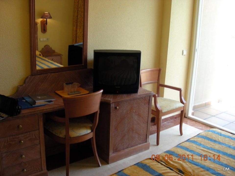 Schreibtisch, Fernseher und Minibar El Somni Ibiza Dream Hotel by Grupotel