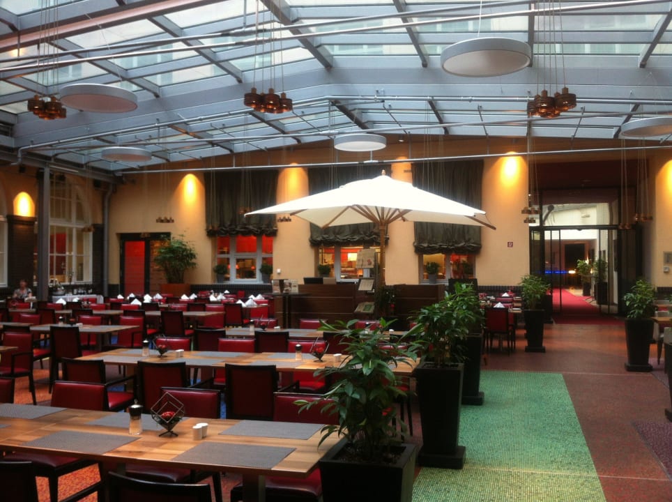 Der überdachte 1. Innenhof mit Restaurant Mövenpick Hotel Berlin