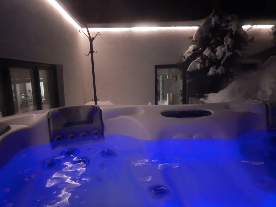 Jacuzzi draussen bei Schnee Alpina Appartements
