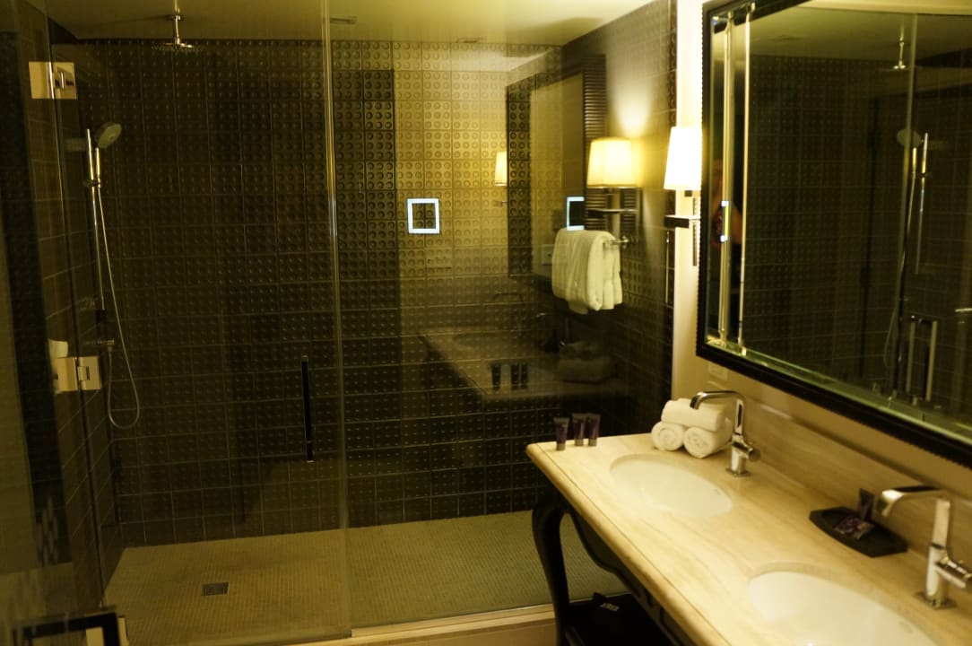 Zimmer Virgin Hotels Las Vegas, Curio Collection by Hilton