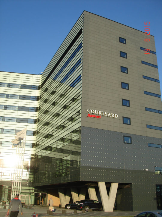Widok hotelu od strony wejścia głównego Courtyard by Marriott Gdynia Waterfront