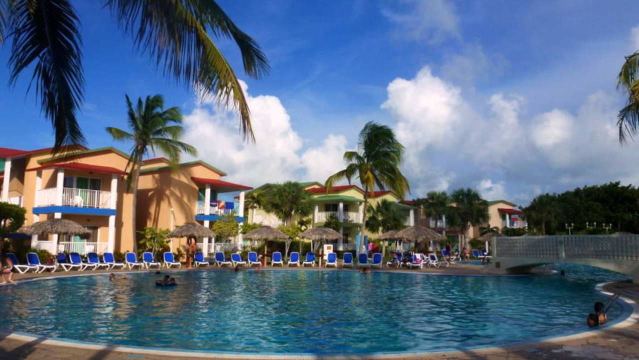 Hauptpool inmitten der Bungalows Iberostar Origin Taínos