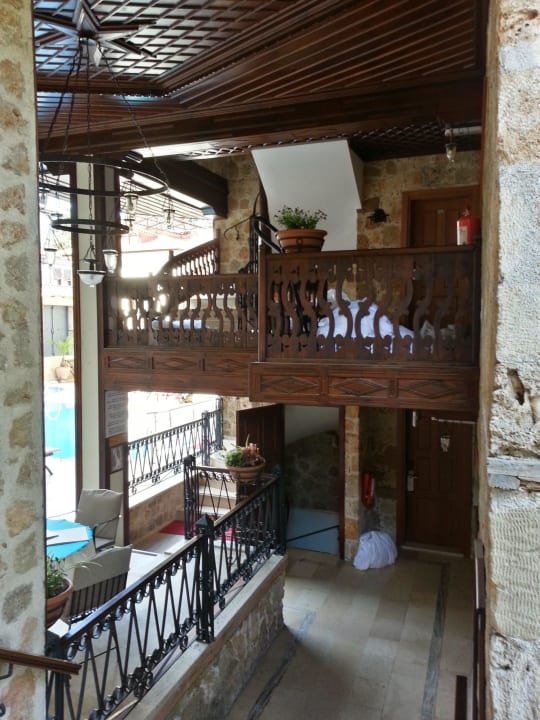 Zum Pool und einem kleinen Häusschen Dogan Hotel by Prana Hotels & Resorts