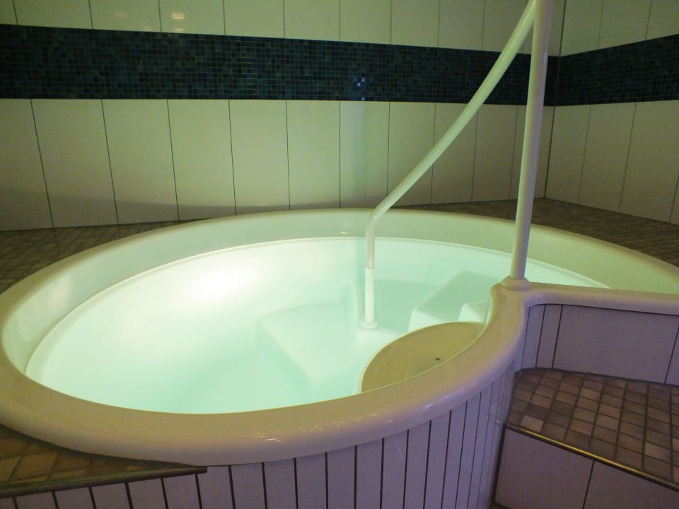 Tauchbecken in der Sauna Ringberg Hotel