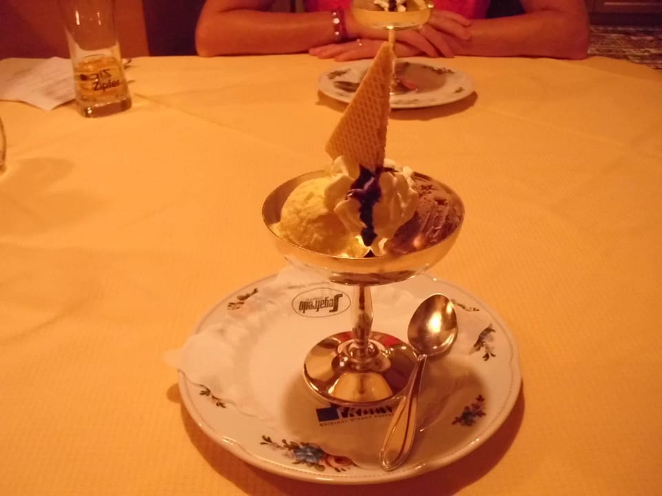 Dessert nach Wahl - Eisbecher Huber Hochland