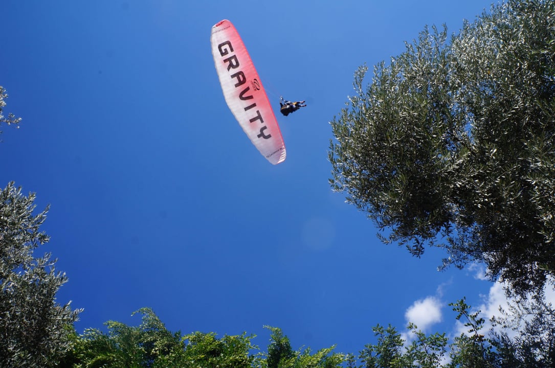 Параглайдеры над отелем Ölüdeniz Beach Resort by Z Hotels