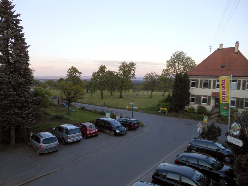 Teil der vielen Parkplätze Landgasthof Linde