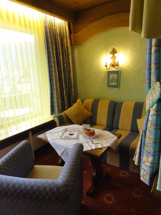 Sitzecke im Zimmer mit Begrüßungsgugelhupf Hotel Moisl