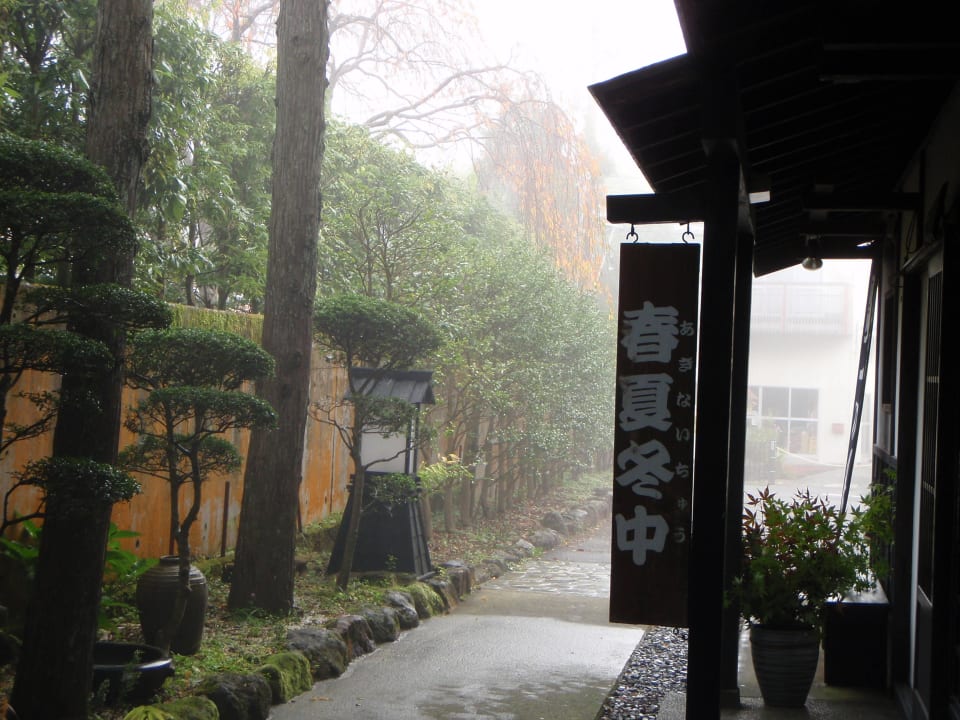Eingang im Nebel Hatago Ichinoyu Hotel