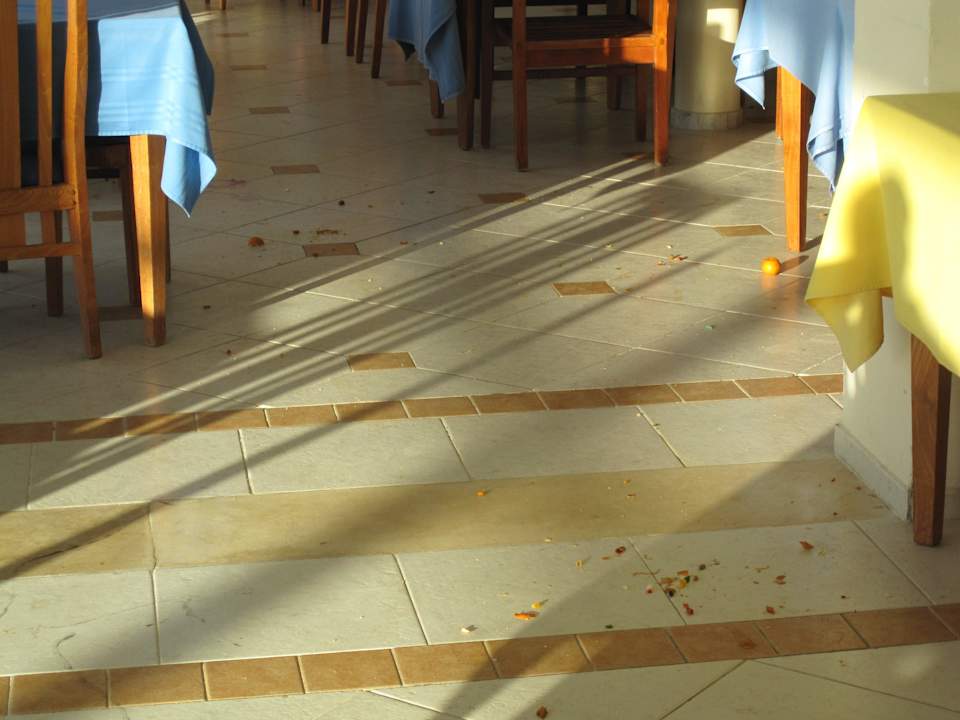 Verdreckter Essbereich nach Öffnung zum Frühstück  Hotel Bravo Djerba