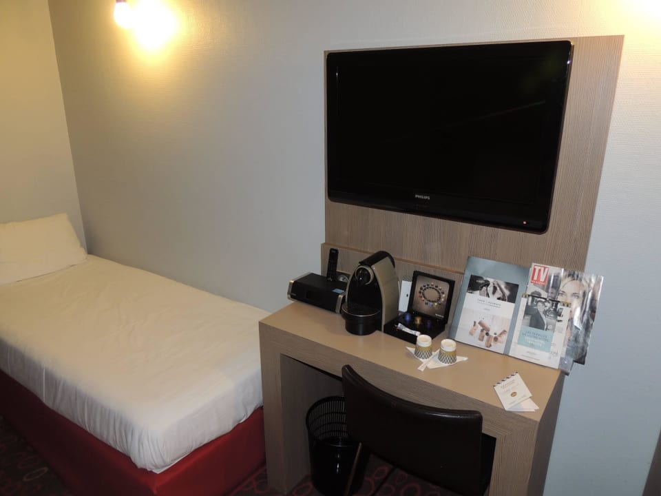 Schreibtisch mit Nespresso maschine Mercure Hotel Paris Gare de l'Est Magenta