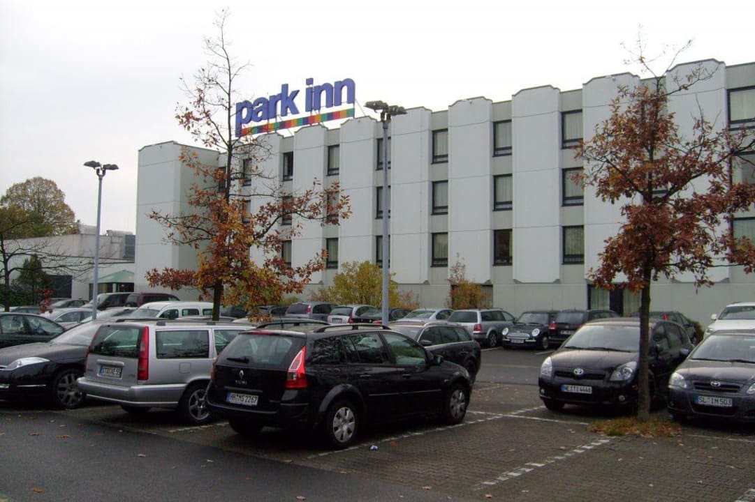 Aussenansicht mit Parkplatz Select Hotel Hamburg Nord