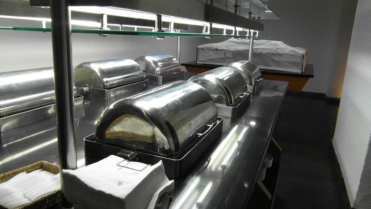 Für den kleinen Hunger um Mitternacht und später The Orangers Beach Resort and Bungalows