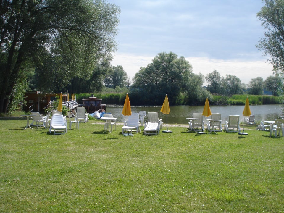Große Gartenanlage mit Liegestühlen Seehotel Brandenburg a.d. Havel