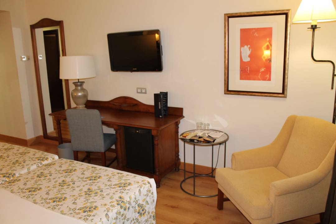 Schreibtisch, TV und Sessel Hesperia Córdoba