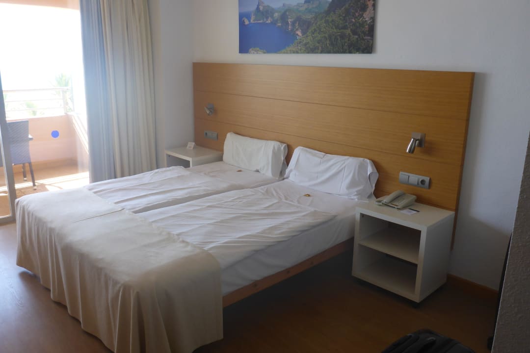 Blick vom Eingang auf Bett (2 Einzelbetter) allsun Hotel Pil-lari Playa
