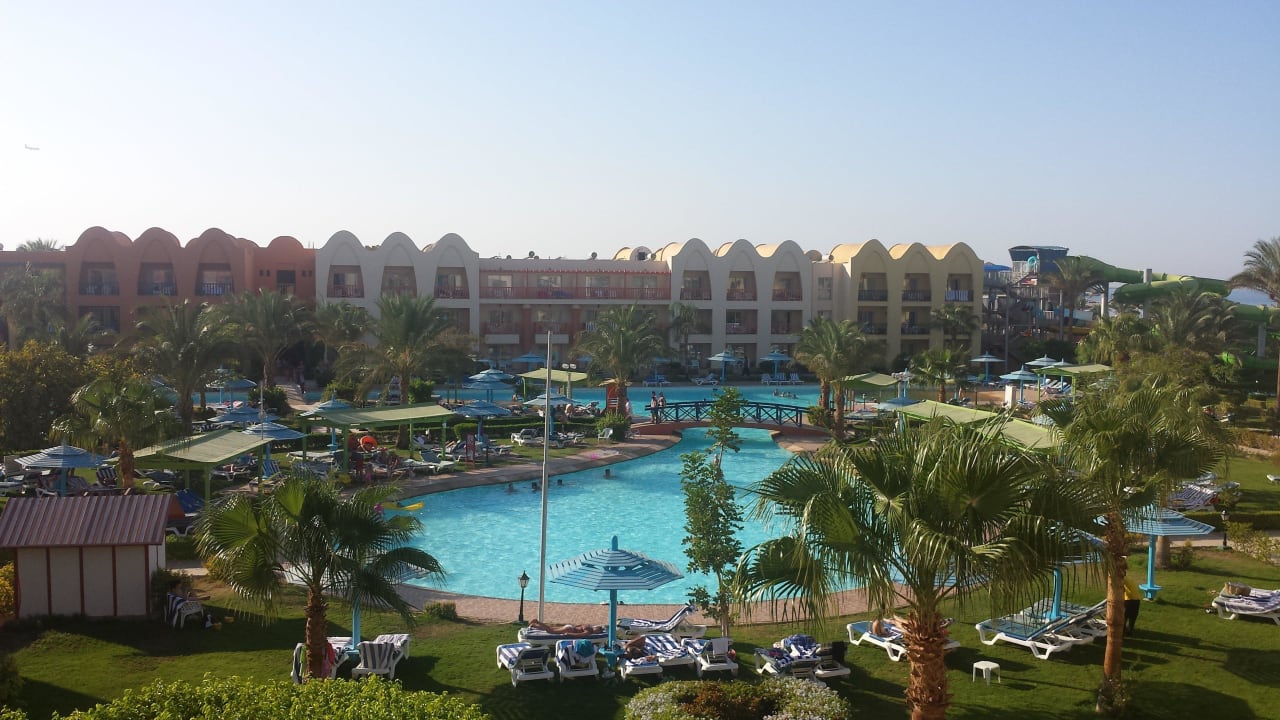Blick vom Zimmer auf Anlage und Pool Titanic Beach Spa & Aqua Park