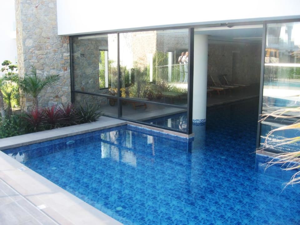 Blick von außen ins Hallenbad TUI BLUE Palazzo del Mare