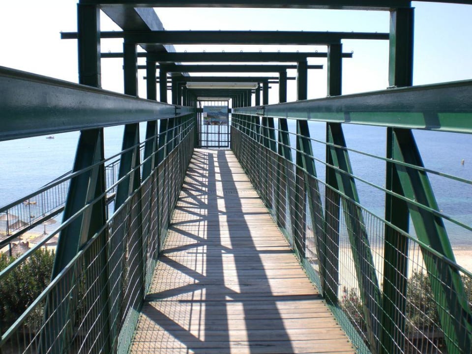 Brücke zum Strand Akrathos Beach Hotel