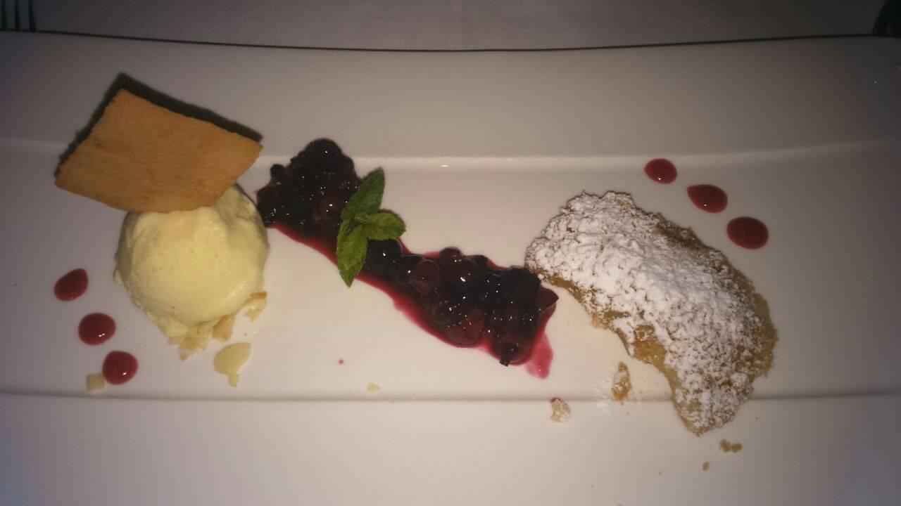 Powidltascherl in Krokantnussbrösel mit Vanilleeis Hotel & Spa Der Steirerhof Bad Waltersdorf