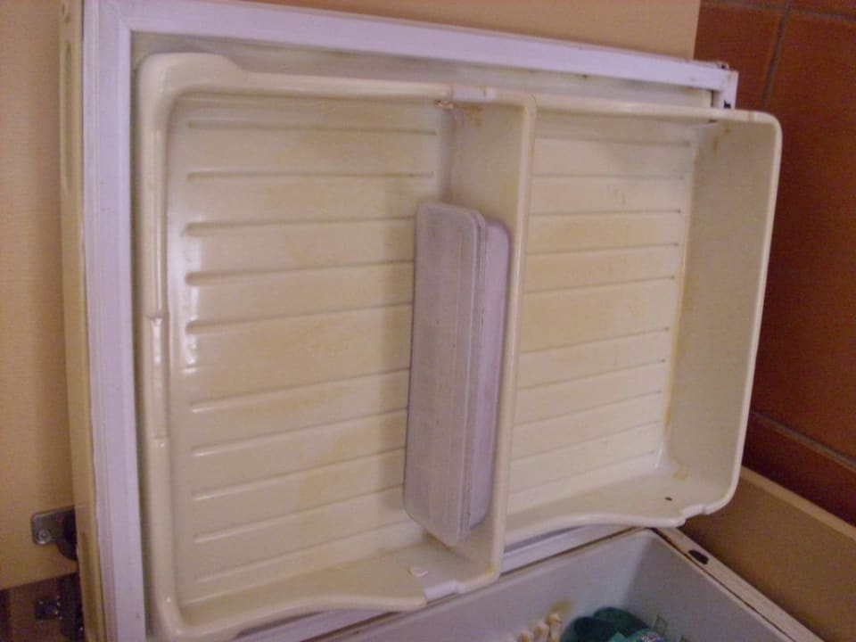Verdreckte Minibar - ekelig Aska Hotel Just in Beach