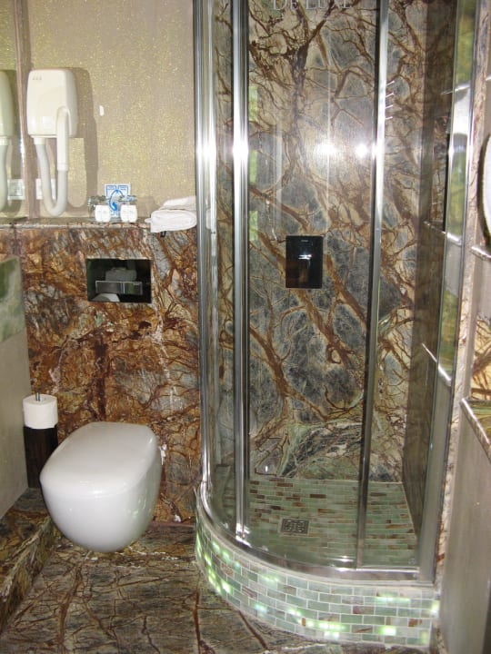 Das Badezimmer im dunkeln noch schöner! Hotel Monte Cassino De Luxe