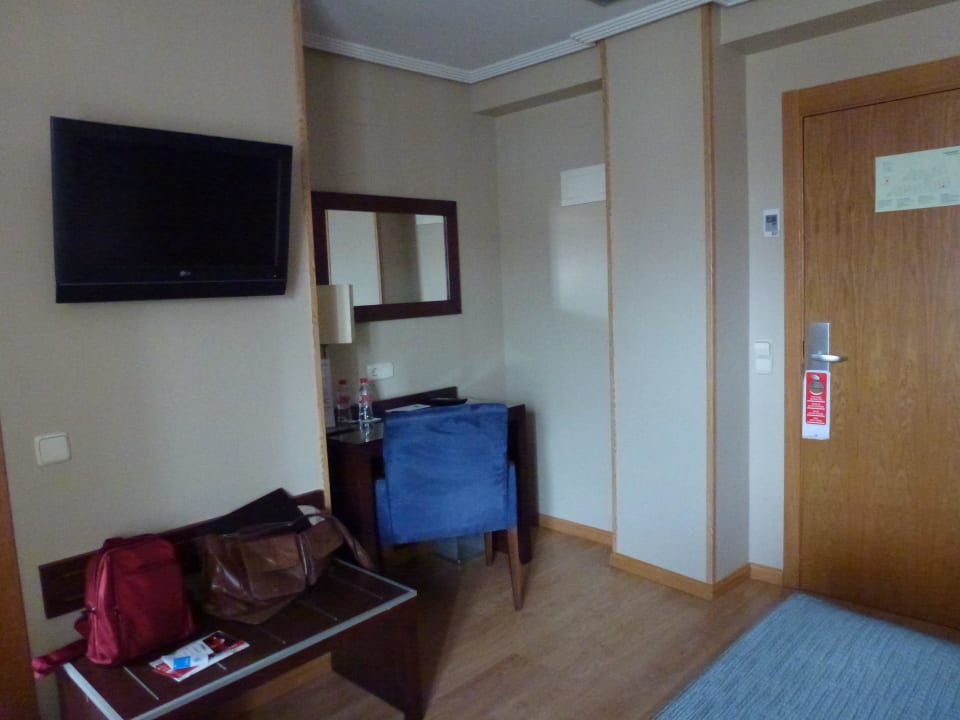 Schreibtisch u. TV Hotel Porcel Ganivet