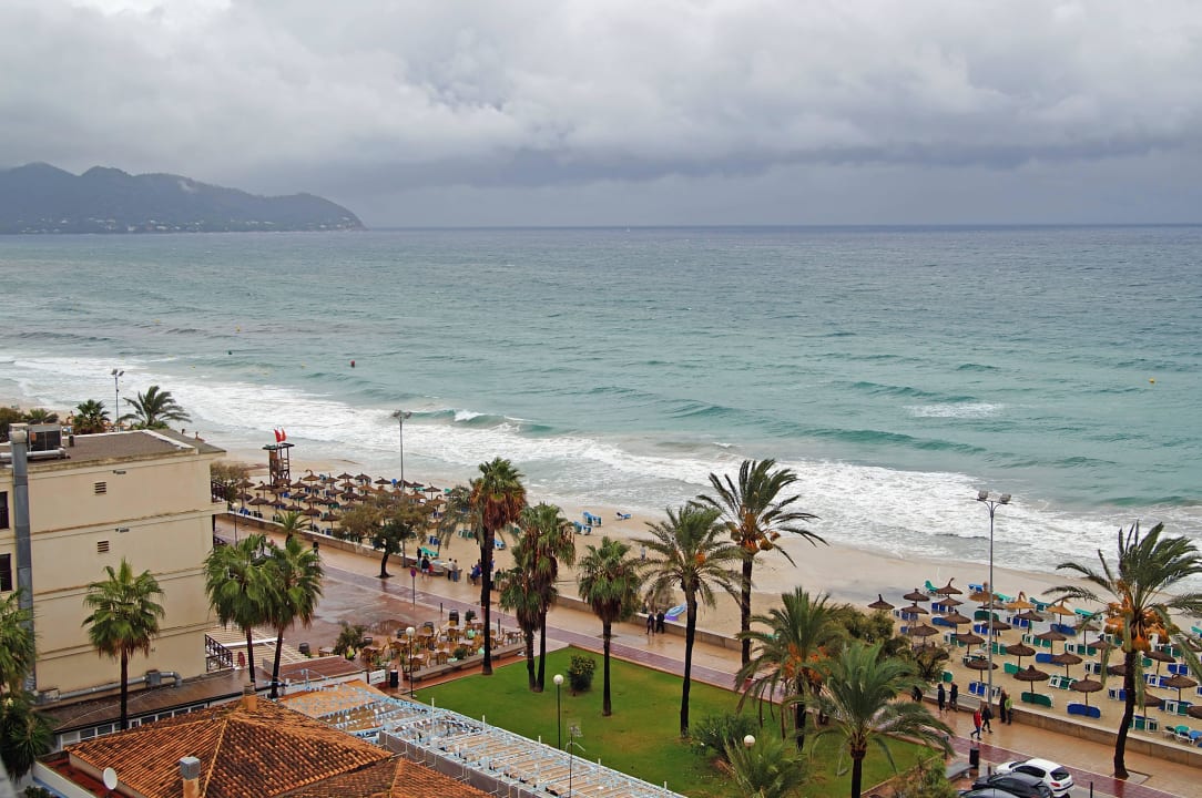 Hotel-Pool & Strand am Regentag CM Playa del Moro