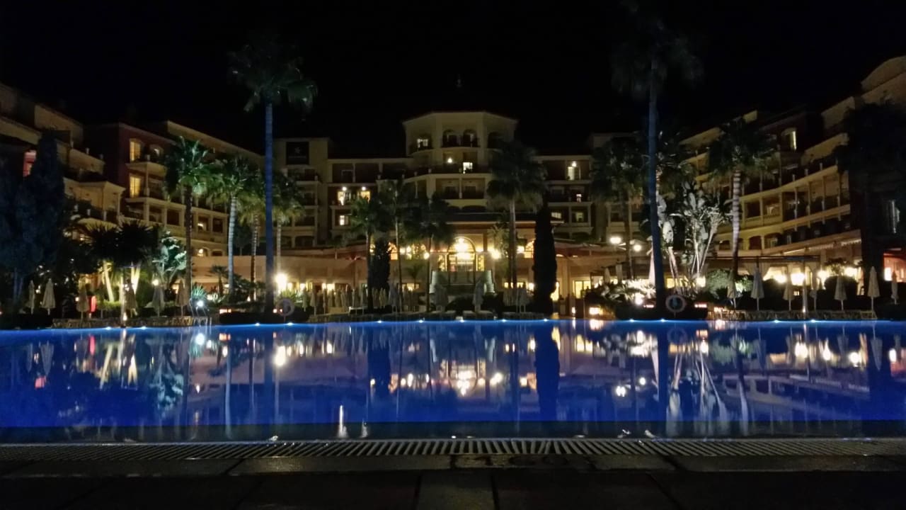 Das Hotel bei Nacht Iberostar Waves Málaga Playa