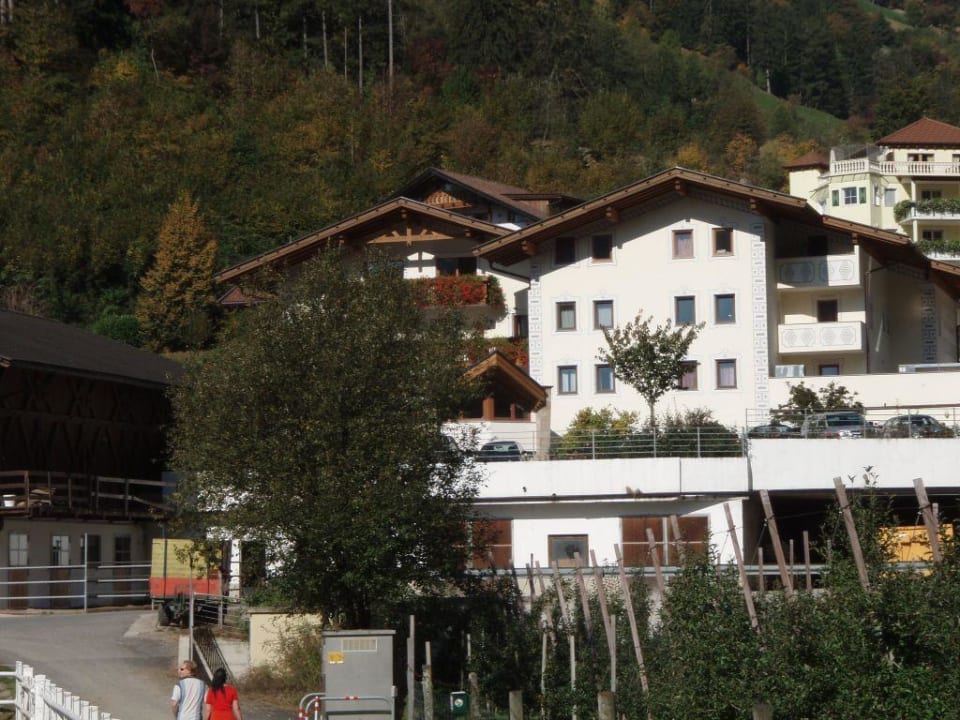 Blick aus Hotel vom Reitstall aus Quellenhof Luxury Resort Passeier