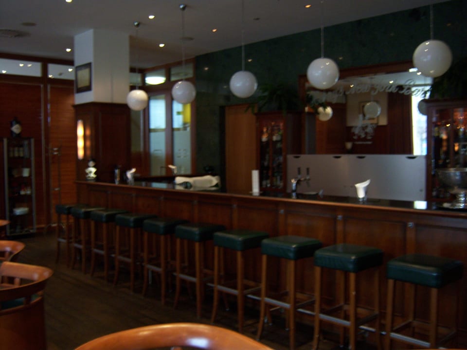 Tresen an der Bar Lindner Hotel Frankfurt Main Plaza, part of JdV by Hyatt