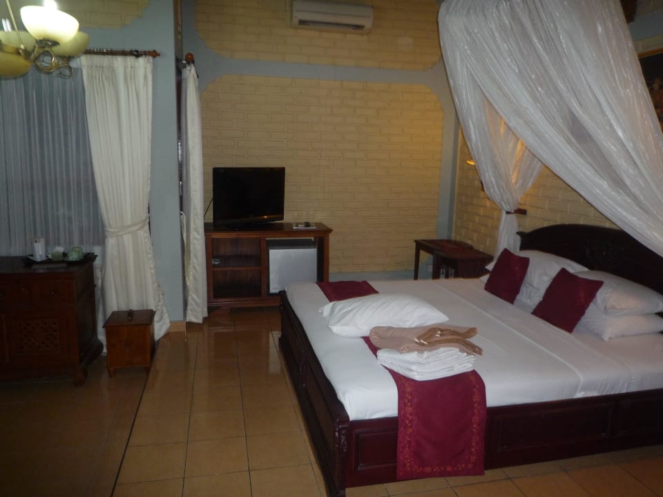 Großes Zimmer mit genügend Platz für Zusatzbett Kuta Puri Bungalow