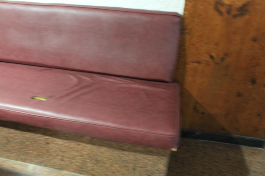 Драная мебель в баре Hotel Catalonia Punta del Rey