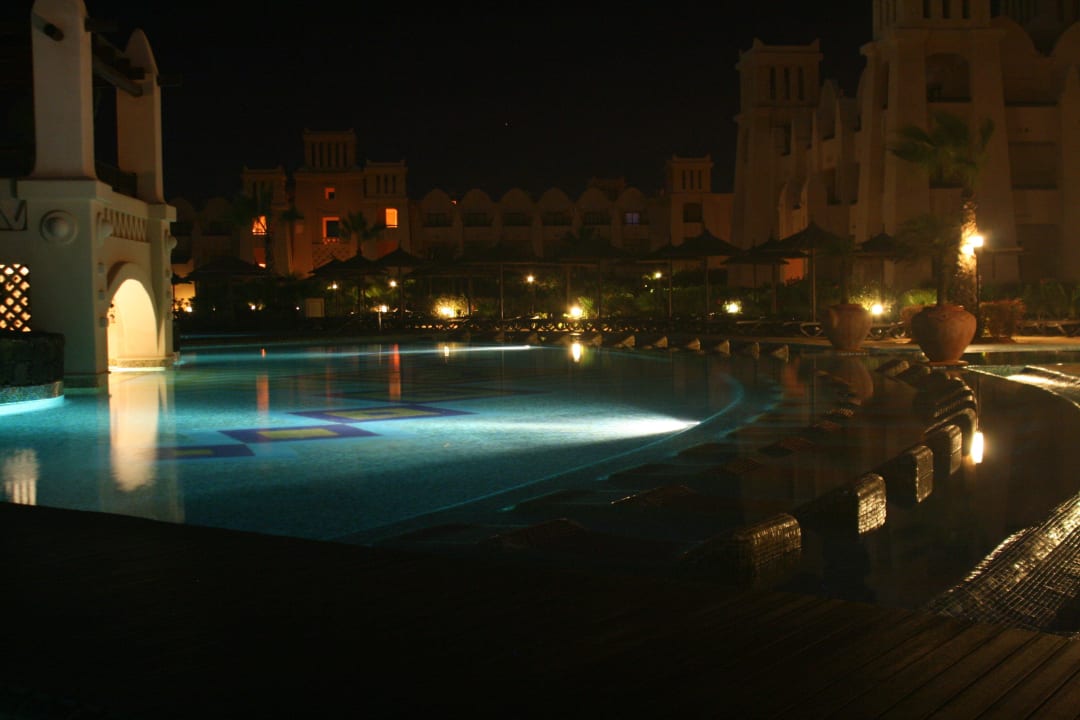 Poolanlage bei Nacht Hotel Riu Touareg