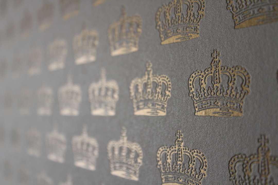 Krönchen-Tapete in der Wohung Partner Guest House Baseina Street