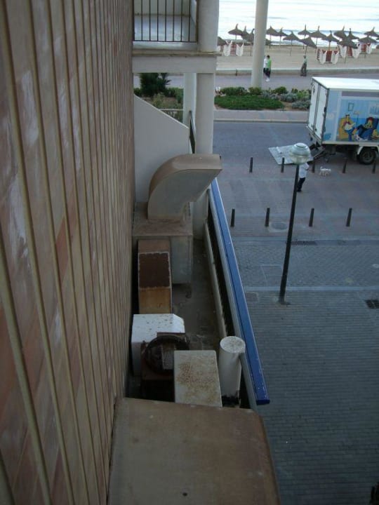 Seitlicher Klimaanlagenblick (vom Balkon aus) Marina