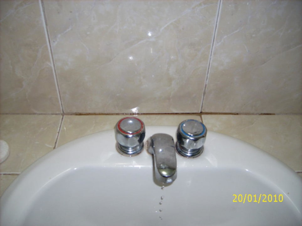 Waschtischarmatur mit tropfendem Hahn Hotel Pueblo Caribe