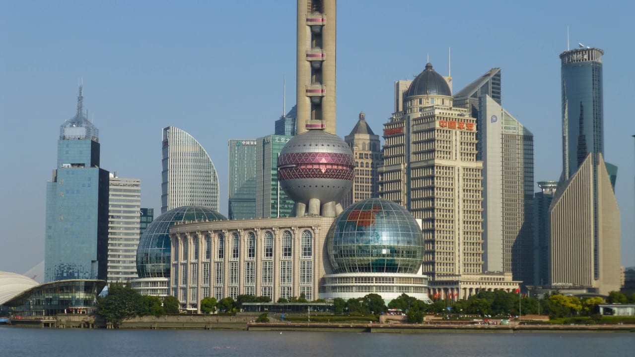 Skyline mit Hotel - Weltkugel Oriental Riverside Bund View Hotel Shanghai