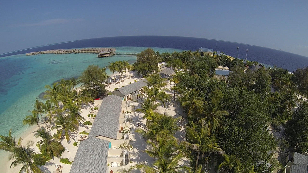 Aus der Luft gefilmt (Quadrocopter) Centara Ras Fushi Resort & Spa Maldives