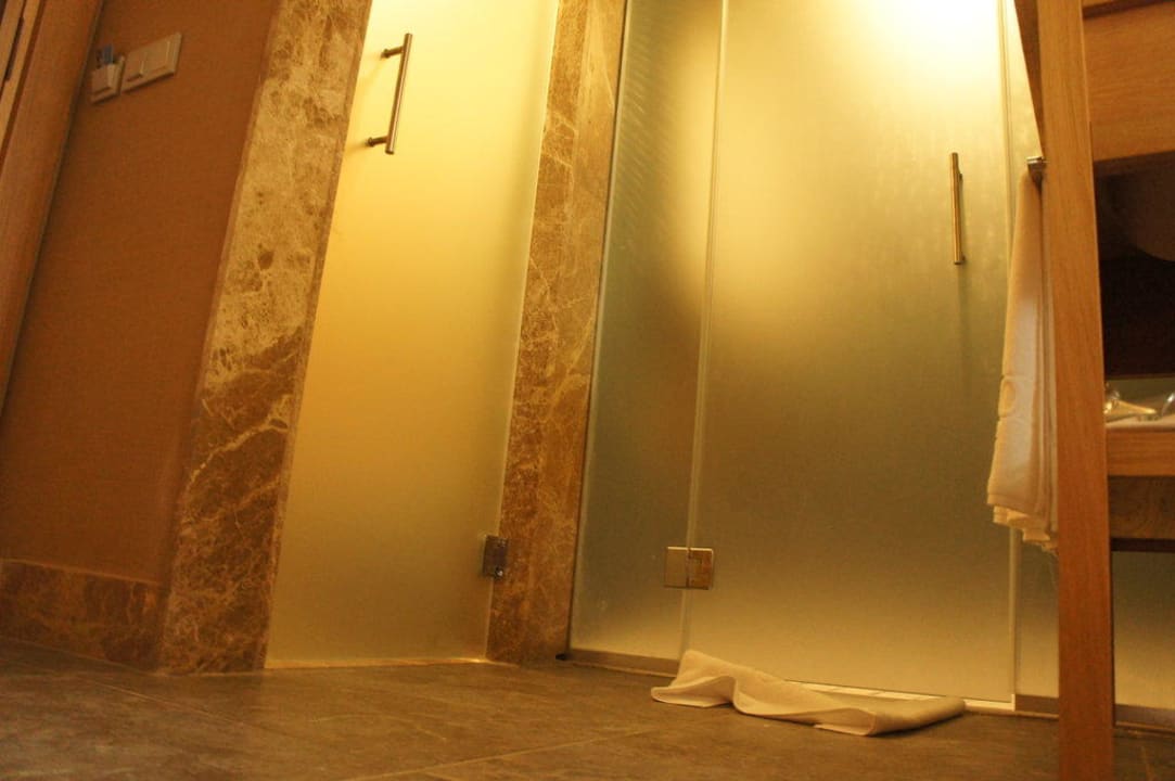 Links: WC, rechts: Dusche Sherwood Dreams Resort