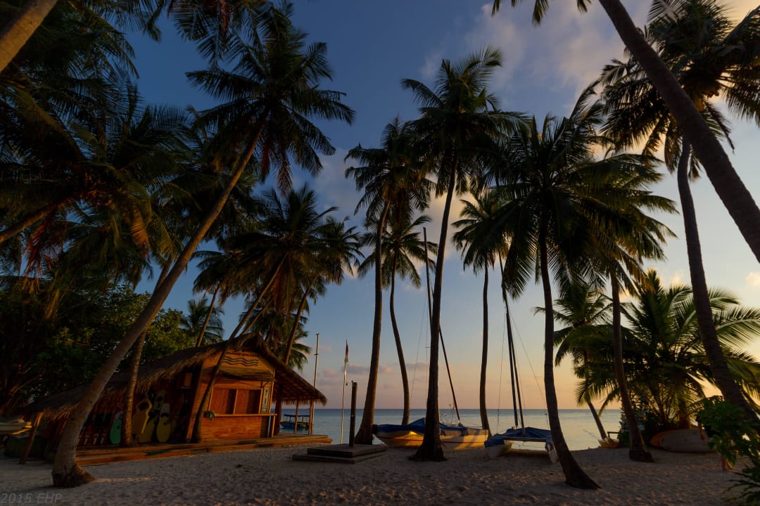 Wassersportzentrum (rechts: Sunsetbar) Fihalhohi Maldives