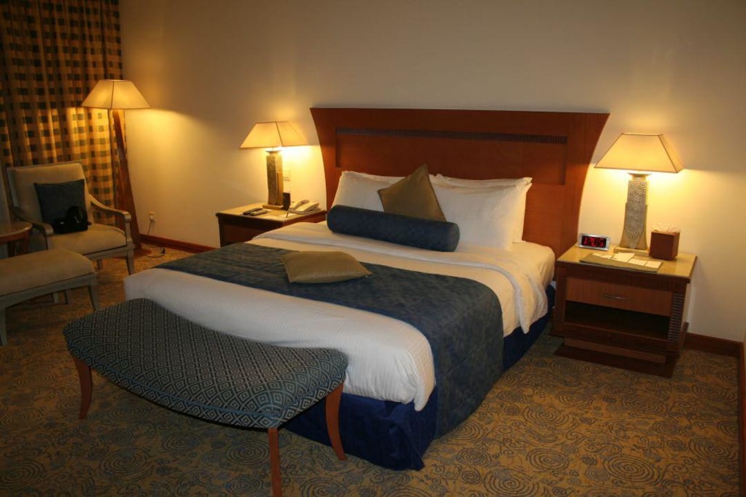 Riesiges und bequemes Bett. Hotel Le Meridien Al Aqah Beach Resort