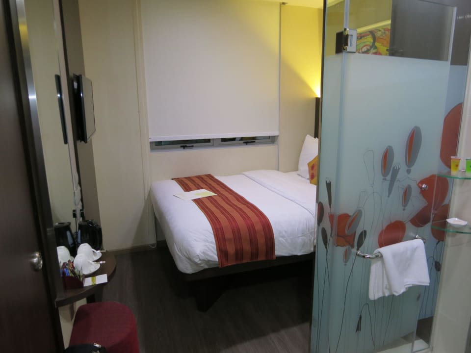 Zugang zum Schafbereich mit kleiner Ablage Hotel Clover 5 HongKong Street